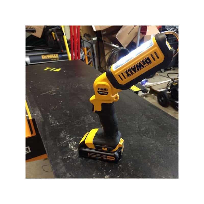 DEWALT Lampe LED faisceau large 18V XR - DCL050-XJ
