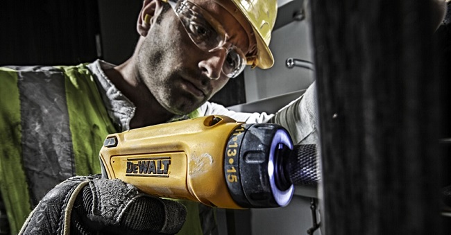 Tournevis DeWALT en action