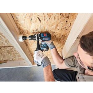 BOSCH Perceuse visseuse percussion 18V 5Ah - GSB18VE-EC en pleine action vue de haut