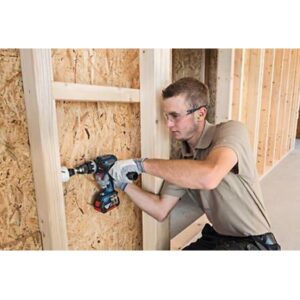 BOSCH Perceuse visseuse percussion 18V 5Ah - GSB18VE-EC en pleine action dans le bois avec un homme