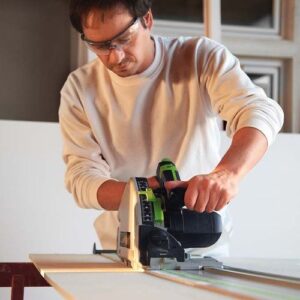 FESTOOL Scie plongeante 1200W TS55 REBQ-Plus-FS + rail en pleine action