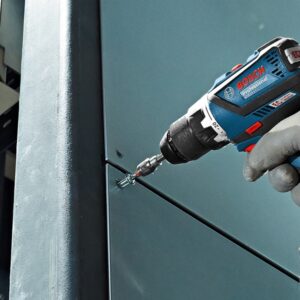 BOSCH Perceuse visseuse 18V GSR18V-EC 3x5Ah sur du métal