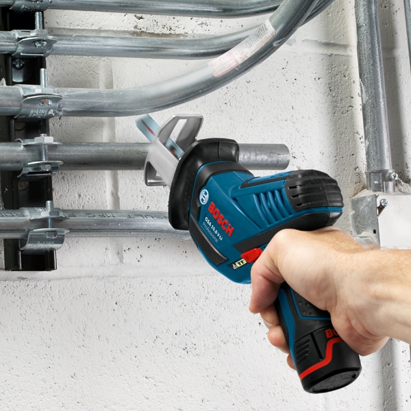 BOSCH Scie sabre 10,8V 2,5Ah - GSA10,8V-LI sur du métal