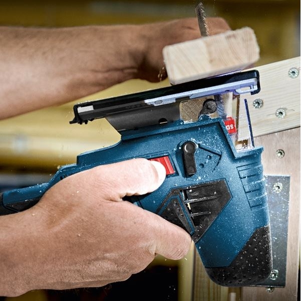 BOSCH Scie sauteuse 18 mm 10.8V - GST10,8V-LI en pleine action sur du bois