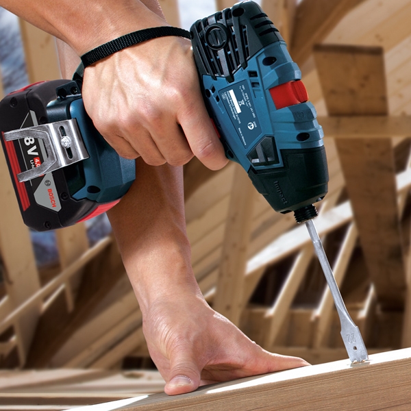 BOSCH visseuse à choc 18 V LI-Ion 150 Nm en pleine action sur du bois