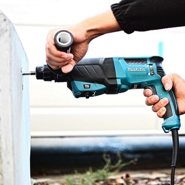 MAKITA Perforateur burineur 800W Sds plus en pleine action sur du béton