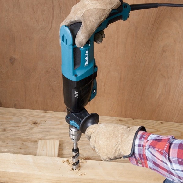 MAKITA Perforateur burineur 800W Sds plus en action sur du bois