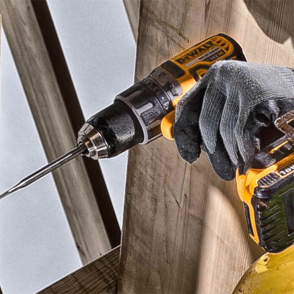 DEWALT Perceuse visseuse 18V 5Ah en pleine action dans du bois