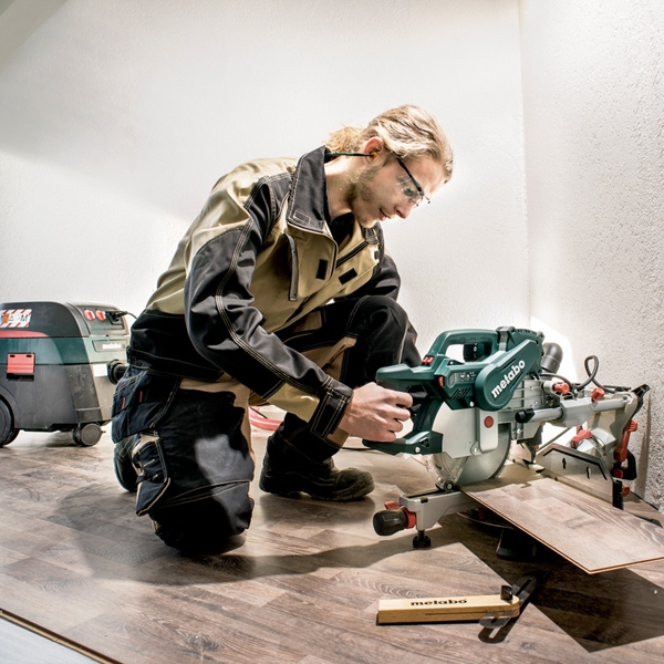 METABO Scie onglet radiale KGSV 72 6 Xact Sym utilisé par un homme sur du bois