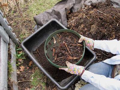 tamis dans un jardin, outil paysagiste conseil outillage