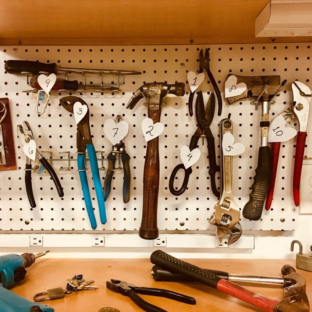 DIY : comment poser et organiser un panneau d'atelier  Organisation d' outillage, Rangement outils, Organisation d'ateliers