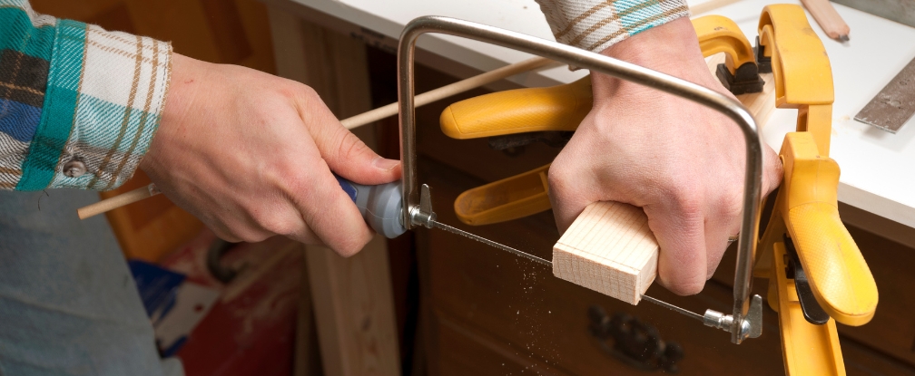 Comment couper du bois avec une scie manuelle : Le guide de pro!