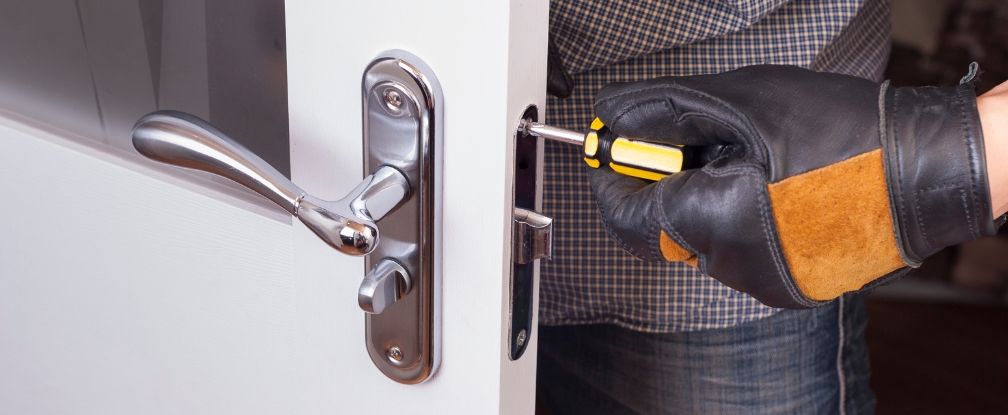 Comment installer une poignée de porte ? - Blog de conseils