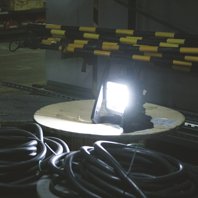 Projecteur de chantier 18v lxt deadml805 makita