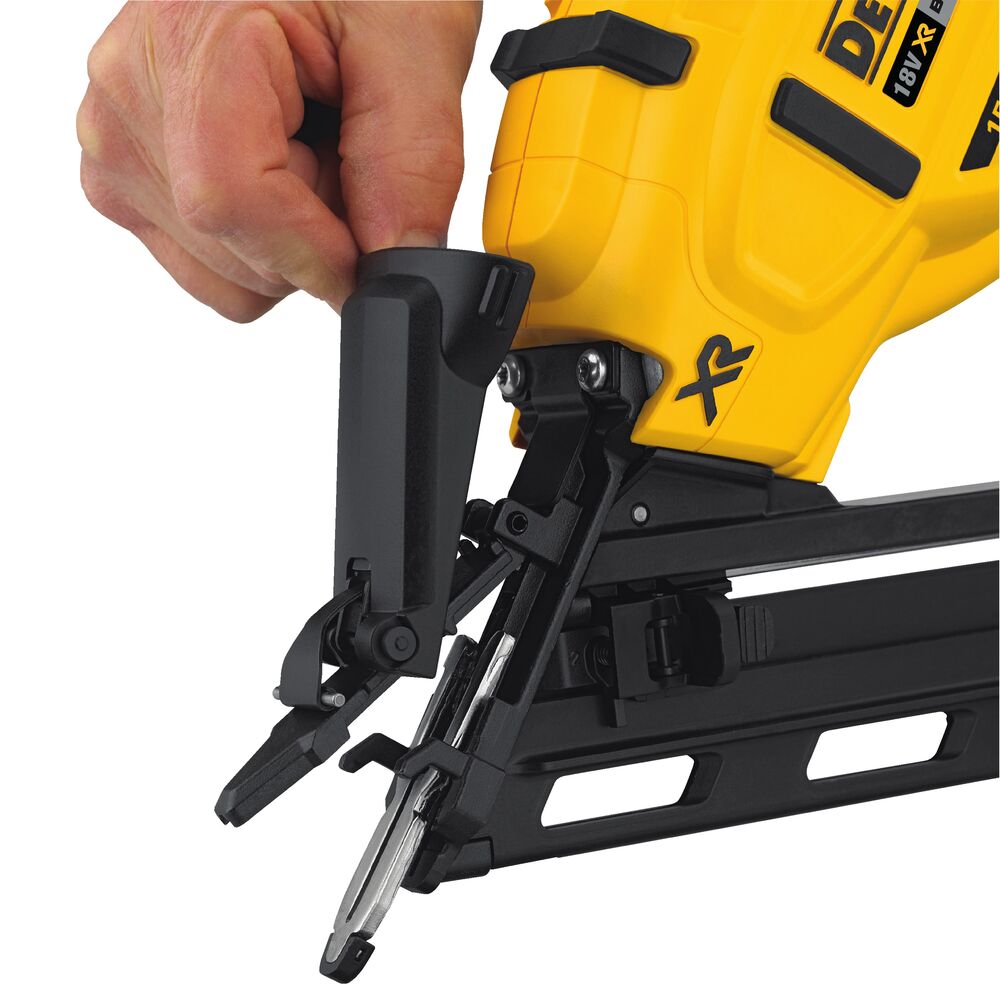 DEWALT Cloueur de finition 15Ga 18V 5Ah - DCN650P2-QW