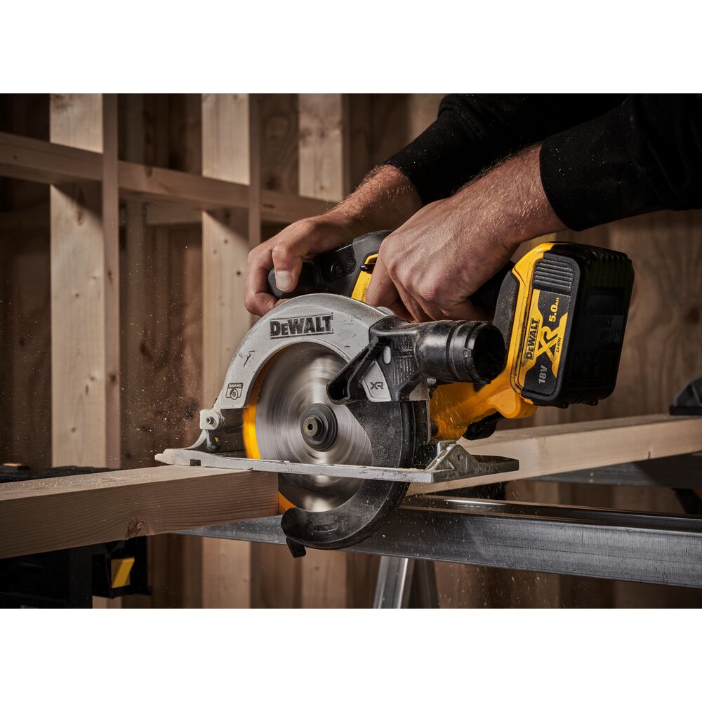 DEWALT Scie circulaire 165mm 18V 5Ah - DCS565P2-QW