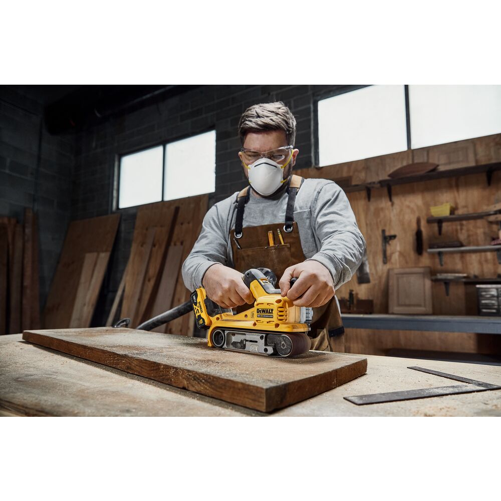 DEWALT Ponceuse à bande 75x533mm 18V 5Ah - DCW220P2-QW