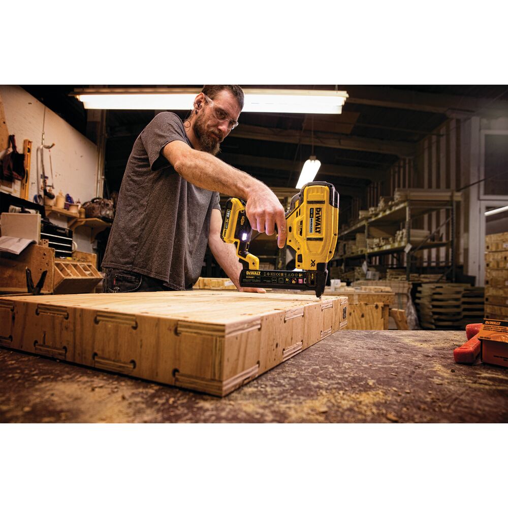 DEWALT Agrafeuse 18Ga 18V 2Ah - DCN681D2-QW