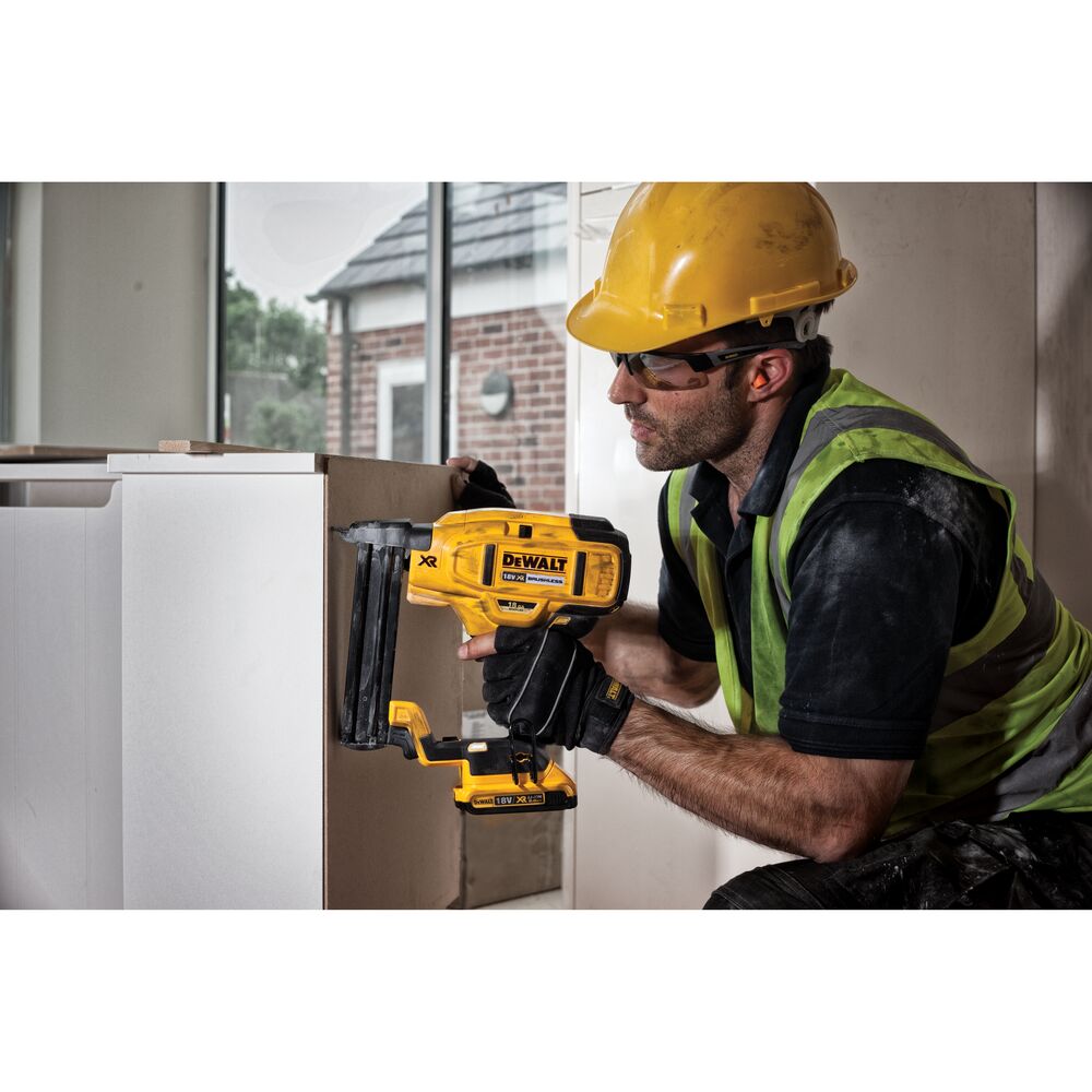 DEWALT Agrafeuse sans fil 18V XR 18 Ga Solo - DCN681N