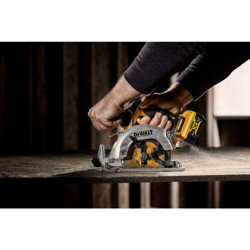 DEWALT Scie circulaire 140mm 12V 5Ah - DCS512P2-QW