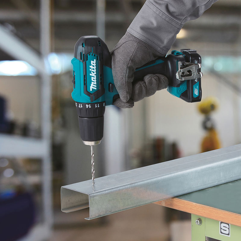 MAKITA Perceuse à percussion 12V CXT 2x2Ah en Valise - HP333DWAE