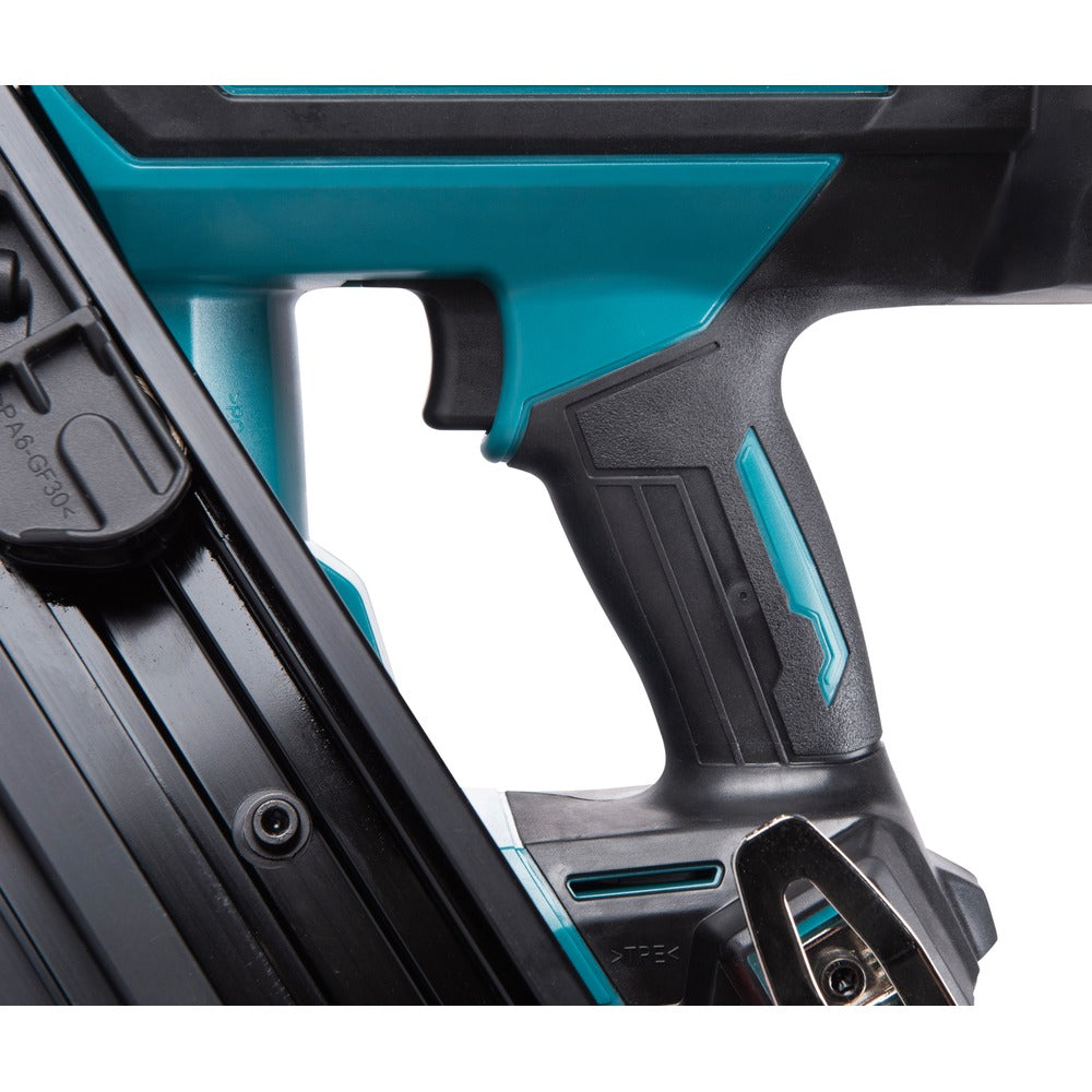 MAKITA Cloueur de charpente tête D 18V 2x5Ah - DBN900RTE