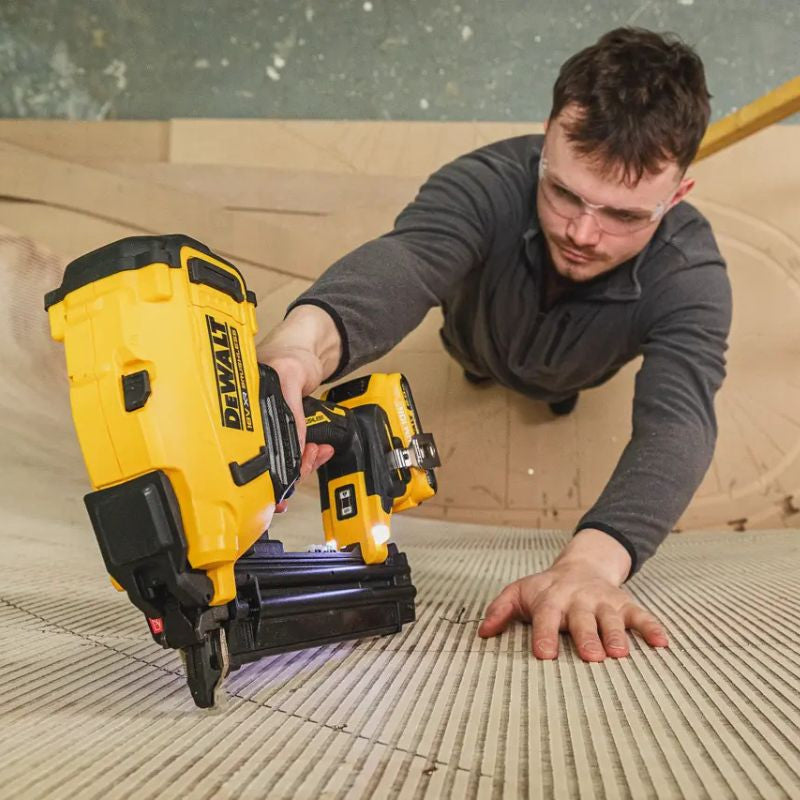 DEWALT Cloueur de finition 18Ga 18V Solo - DCN210SNT-XJ